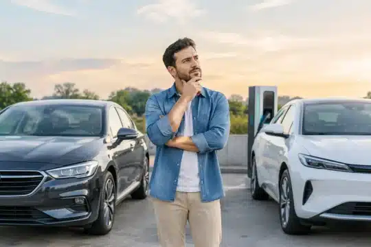 كيف تختار سيارات بنزين وكهرباء تناسبك؟