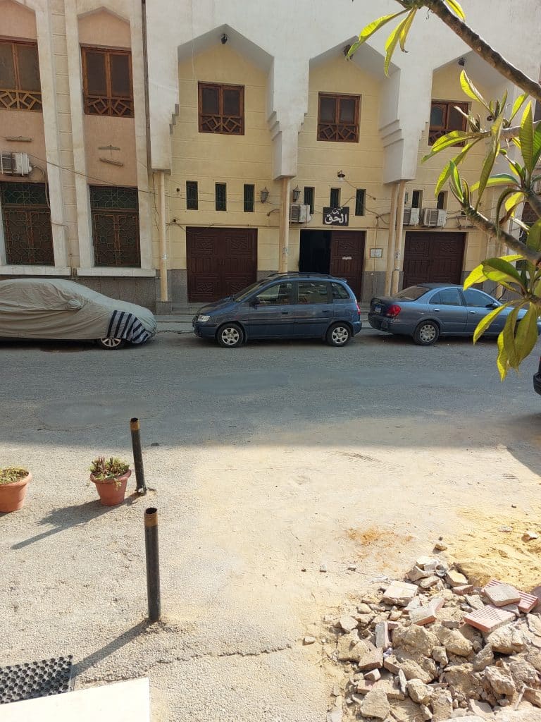 شقة ١٣٥ متر ٣ غرف وحمام ومطبخ واسع وبلكونتين كبار وصالة كبيرة