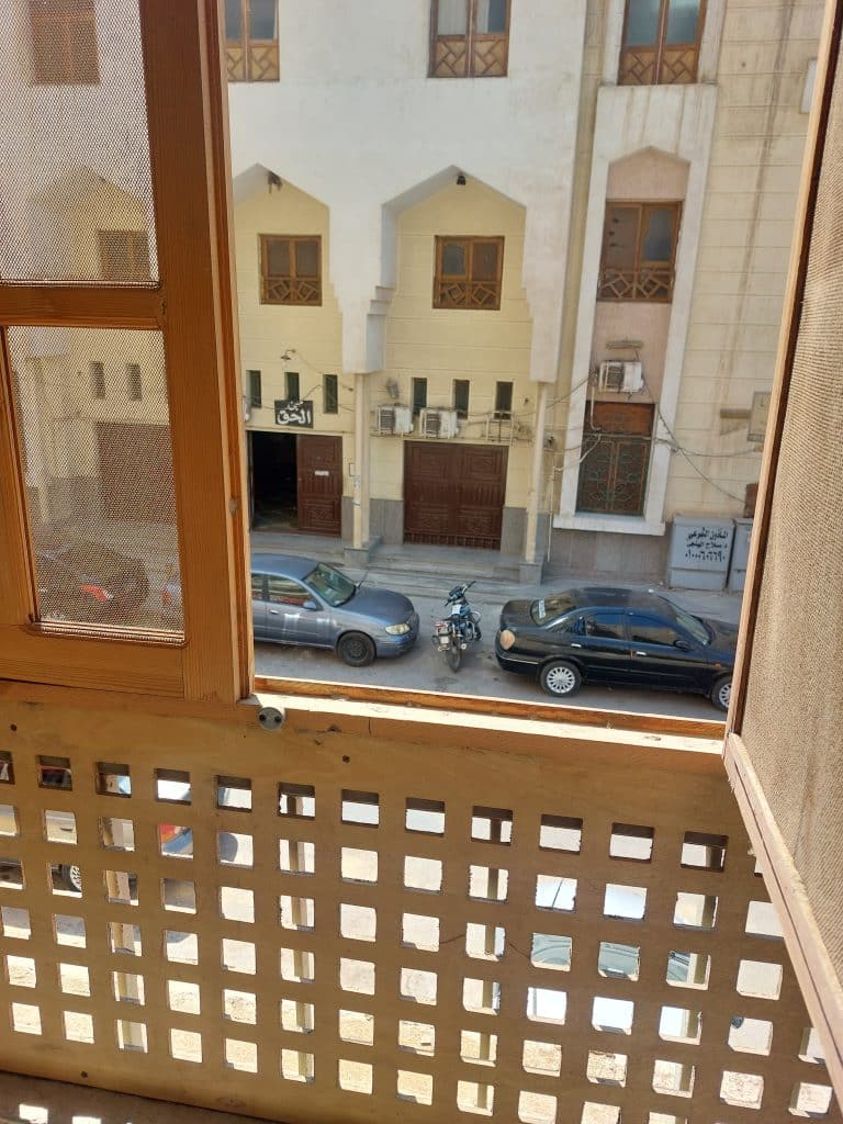 شقة ١٣٥ متر ٣ غرف وحمام ومطبخ واسع وبلكونتين كبار وصالة كبيرة