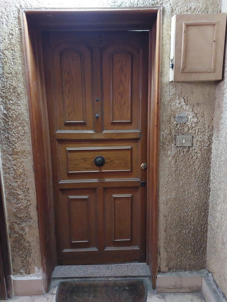 شقة ١٣٥ متر ٣ غرف وحمام ومطبخ واسع وبلكونتين كبار وصالة كبيرة